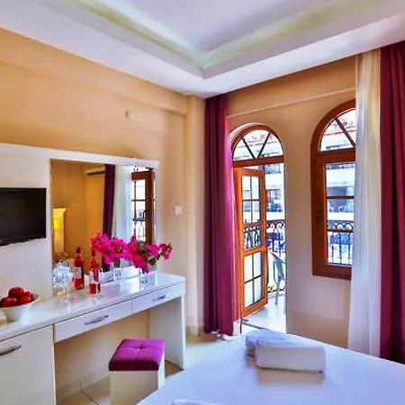 Golden Life & 4* Ολουντενίζ